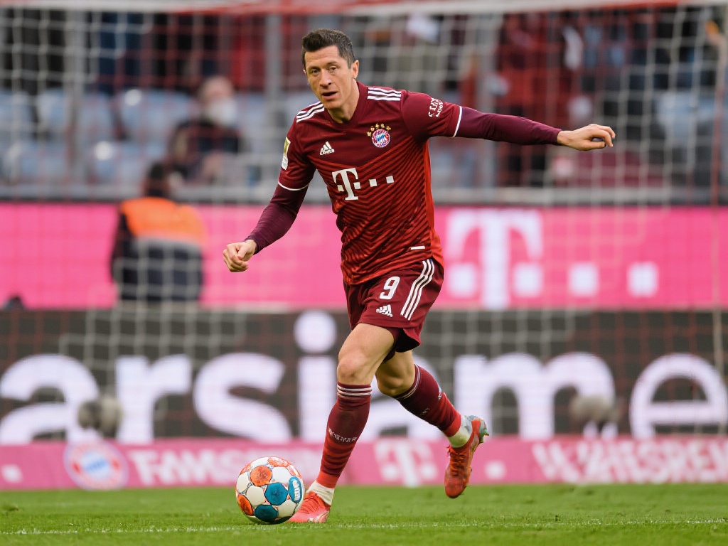 完美体育:莱万多夫斯基足球场上无可挑剔的神锋风采 莱万多夫斯基被誉为现代足球中的"进球机器",他在赛